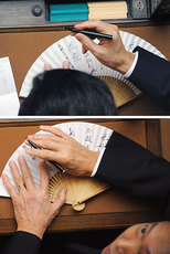 衆院本会議中、扇子に「友愛」「鳩山由紀夫」などと書き込む鳩山由紀夫首相。この後カメラマンの撮影に気づき、扇子を手で覆うしぐさをした=26日午後2時25分、国会・衆院本会議場 衆院本会議中、扇子に「友愛」「鳩山由紀夫」などと書き込む鳩山由紀夫首相。この後カメラマンの撮影に気づき、扇子を手で覆うしぐさをした=26日午後2時25分、国会・衆院本会議場